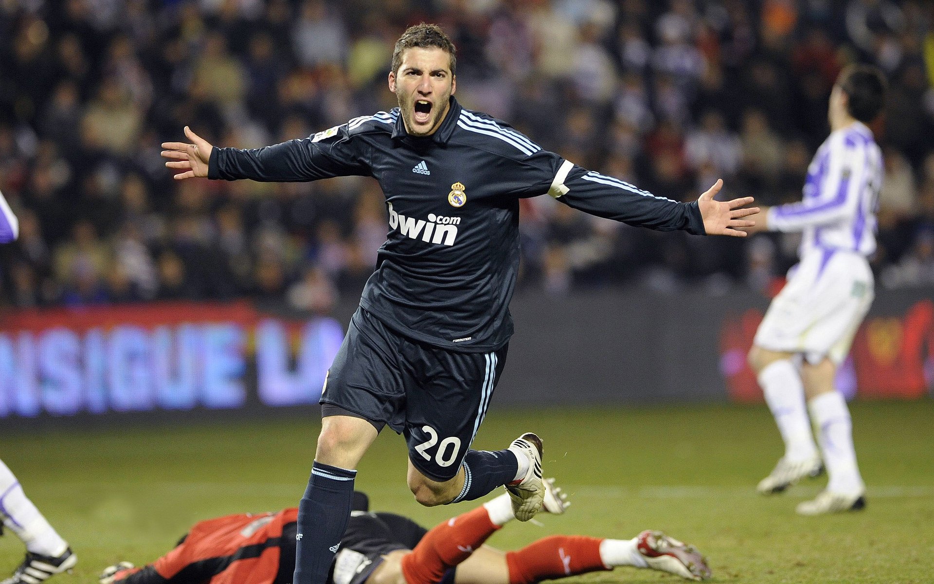 赛道上的终极试炼，马克西关键战不手软，F1年度争冠之夜诞生新传奇